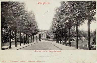 <p>Op de plaats van de voormalige vestingwal werd de Martinetsingel aangelegd. Deze leidt naar het nieuwe Gerechtsgebouw op het oude Slijkbolwerk. Het stadsbestuur had het gerechtshof in 1889 hiernaartoe verplaatst vanuit het overvolle stadhuiscomplex aan het 's Gravenhof (Regionaal Archief Zutphen). </p>
